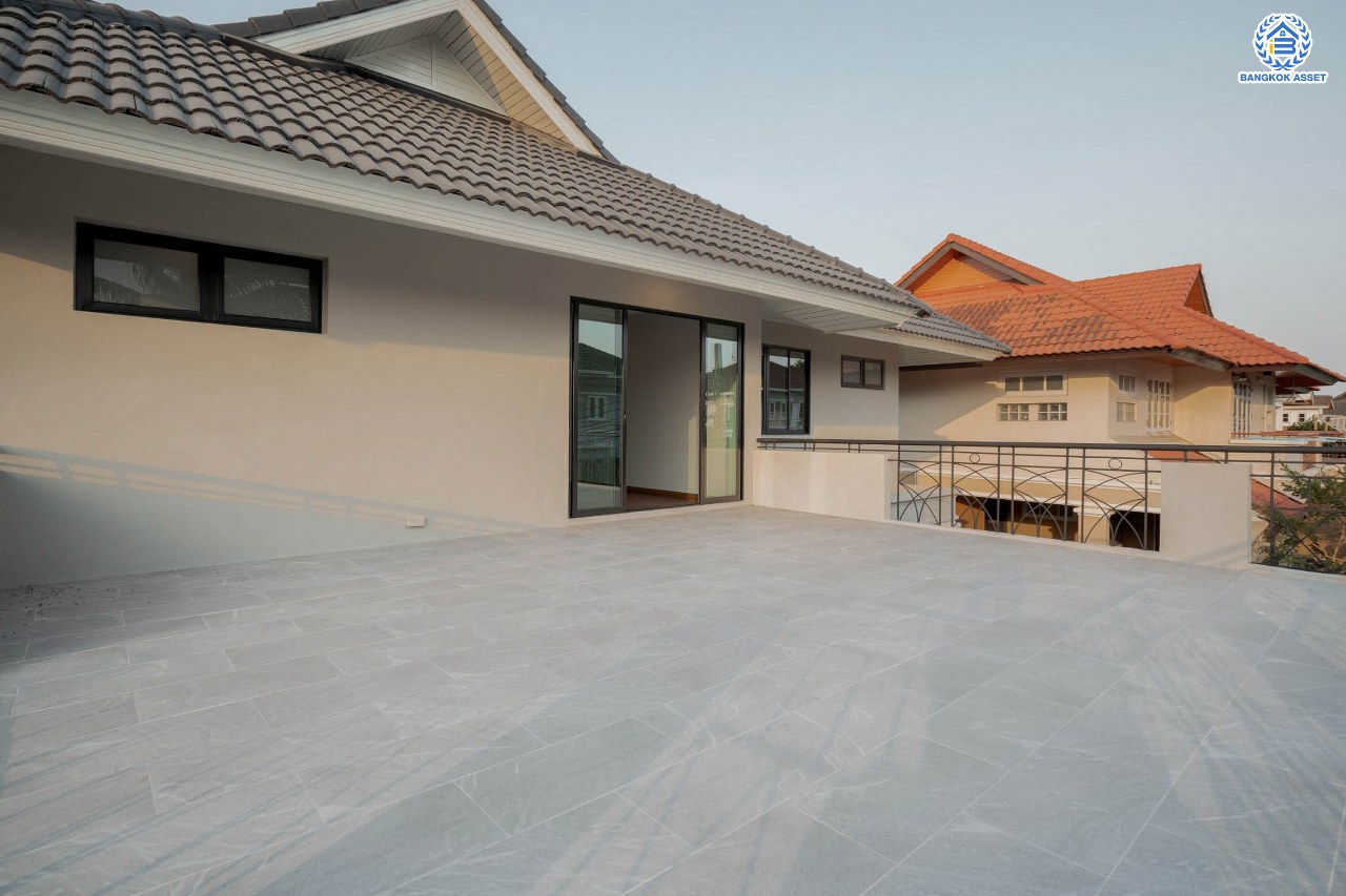 คฤหาสน์มือสองตกแต่งใหม่ โครงการ บ้านภาณุ ปิ่นเกล้า-บรมราชชนนี เนื้อที่ 142.7 ตร.ว. ฟังก์ชันจัดเต็ม 5 ห้องนอน 6 ห้องน้ำ 1 ห้องแม่บ้าน จอดรถได้ 4 คัน บนพื้นที่ใช้สอยเกือบ 451.5 ตร.ม. พร้อมพื้นที่สีเขียวสนามหญ้ากว้างขวาง ตอบโจทย์ครอบครัวใหญ่ บนทำเลศักยภาพ เชื่อมต่อทั้งถนนกาญจนาภิเษก และทางคู่ขนานลอยฟ้าบรมราชชนนี ใกล้ ม.มหิดล, สถานีขนส่งสายใต้ใหม่ และเซ็นทรัลปิ่นเกล้า